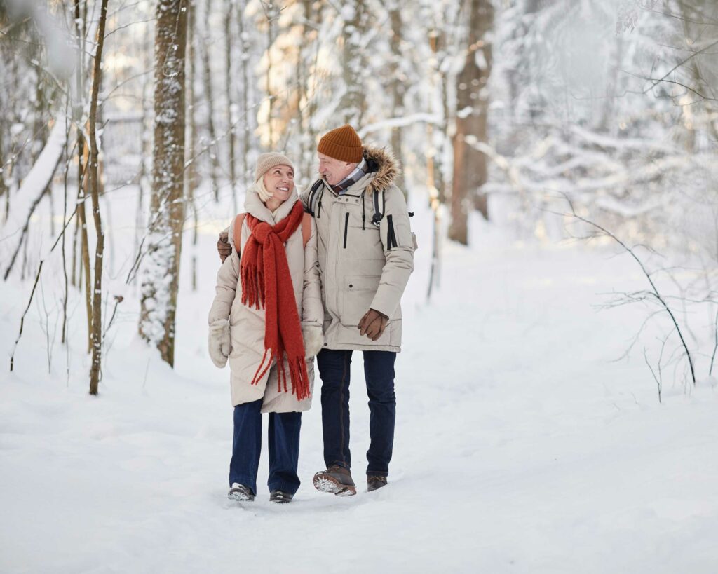 Paar spaziert im Winterwald