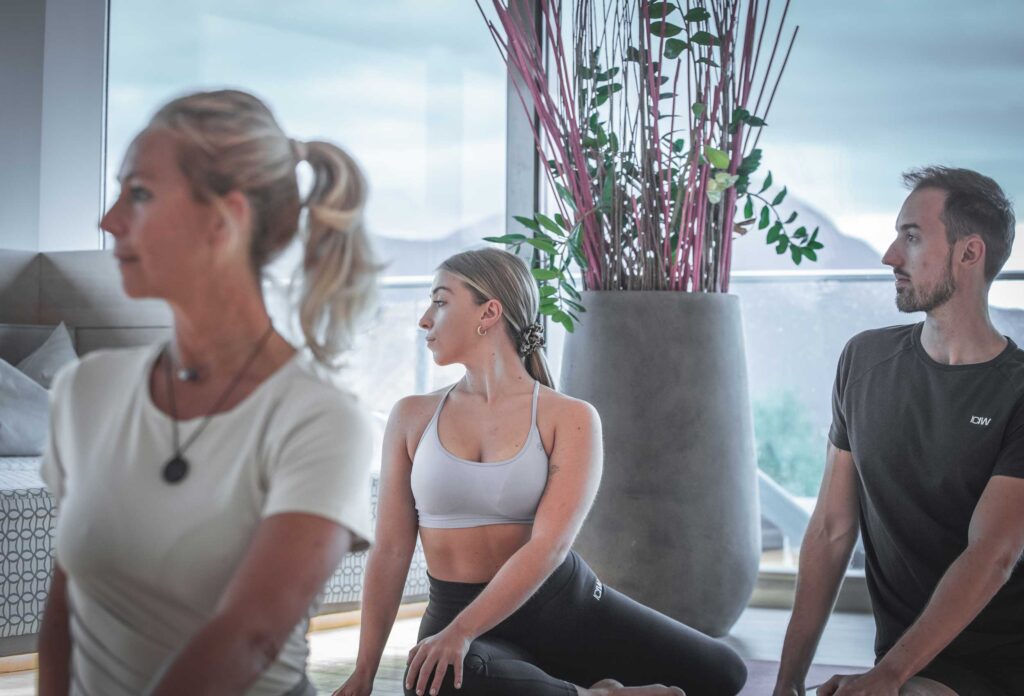 Zwei Damen beim Yoga-Kurse bei Salzburg