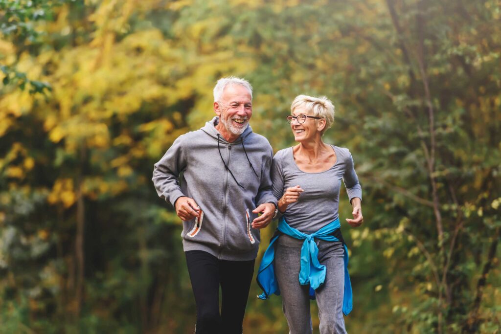 Älteres Paar beim Laufen im Wald