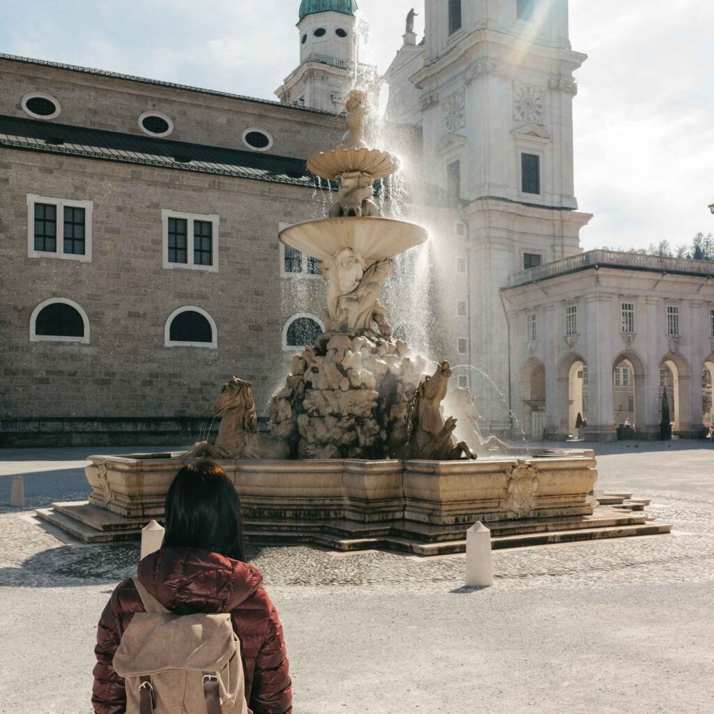 Frau bewundert Sehenswürdigkeit in Salzburg