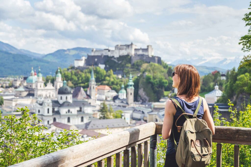 Frau beim Sightseeing in Salzburg