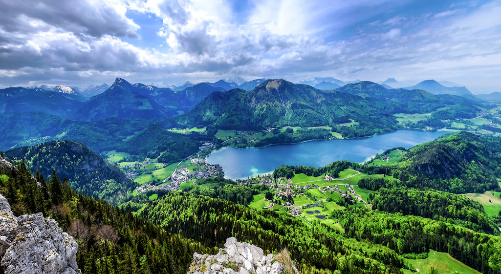 Panoramablick auf den Fuschlsee. Die Gegend um Salzburg hält die schönsten Seen versteckt, die der majestätischen Bergkulisse in nichts nachstehen.