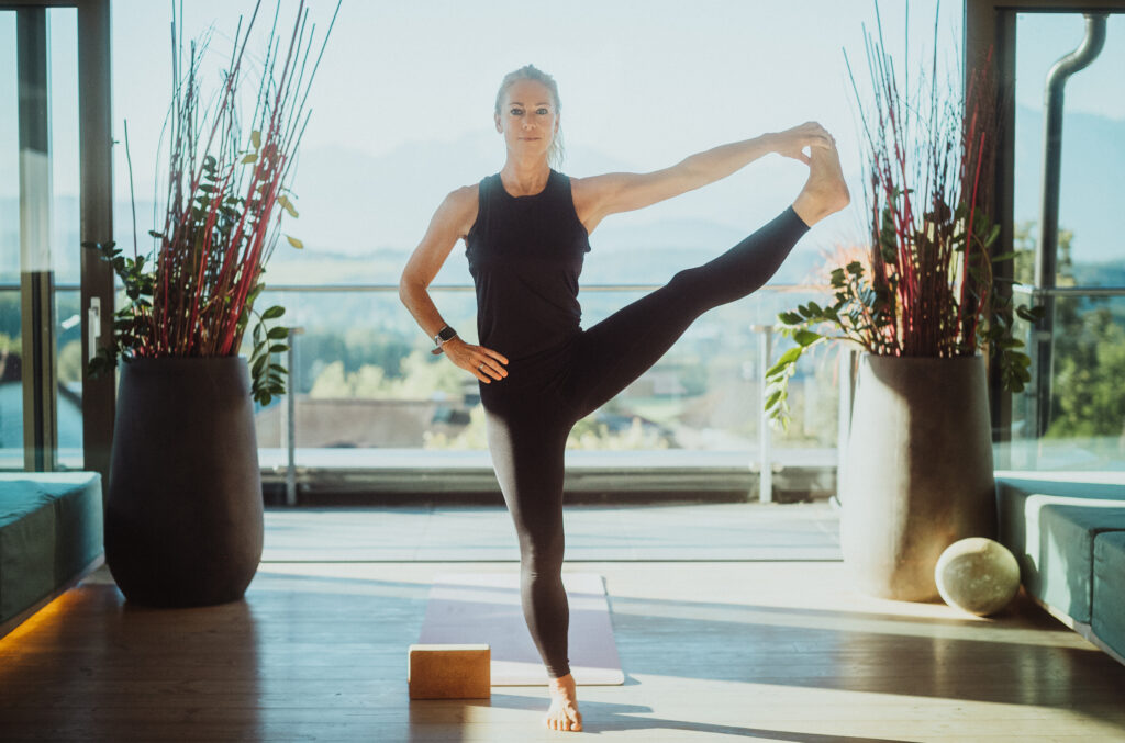 Frau mit Yoga-Pose