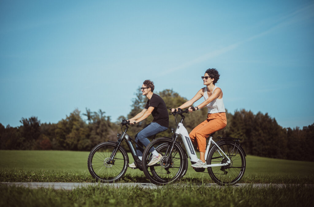 Paar fährt Fahrrad in Salzburg